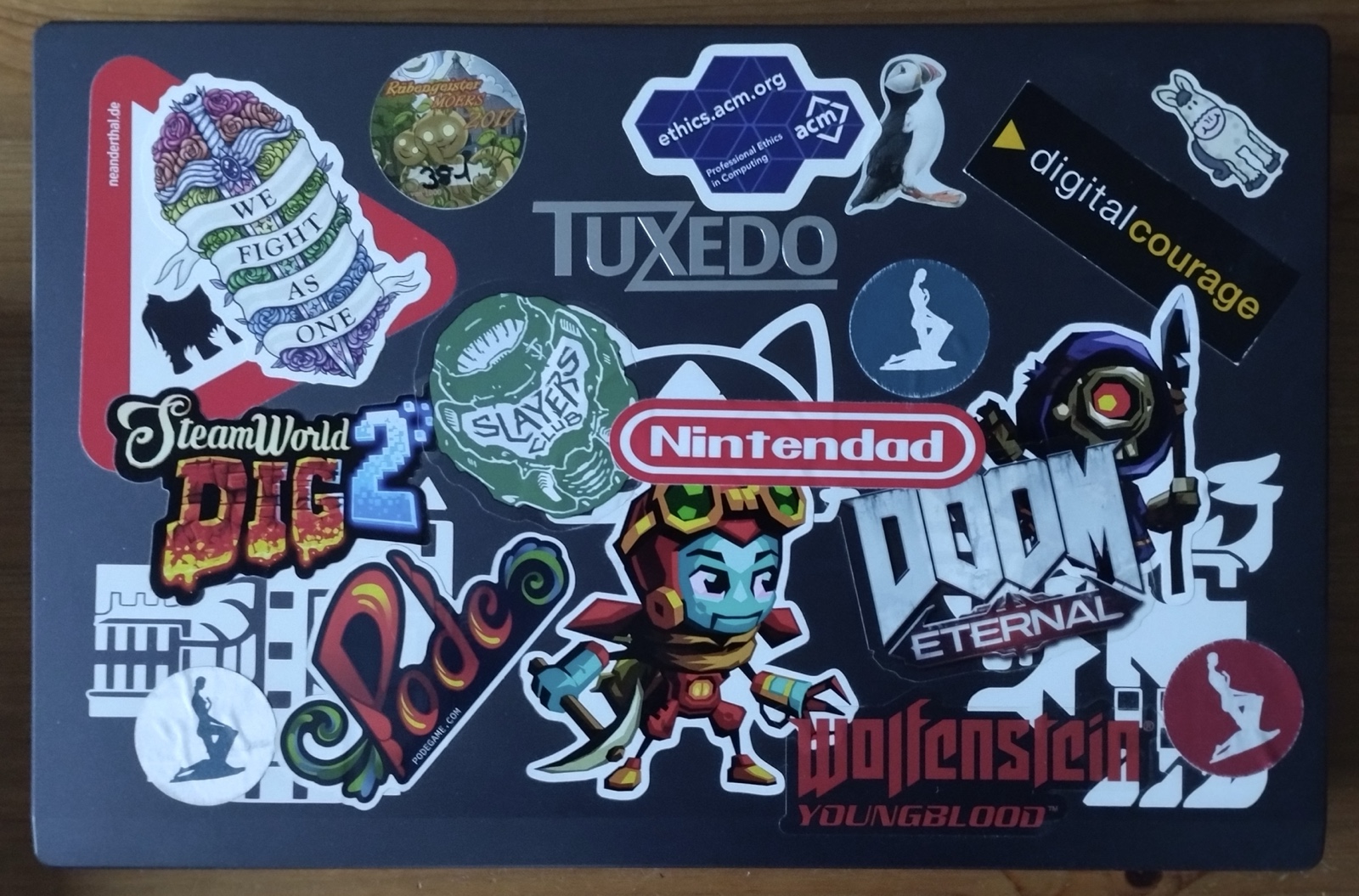 Mein alter Laptop. Mit vielen Aufklebern versehen.